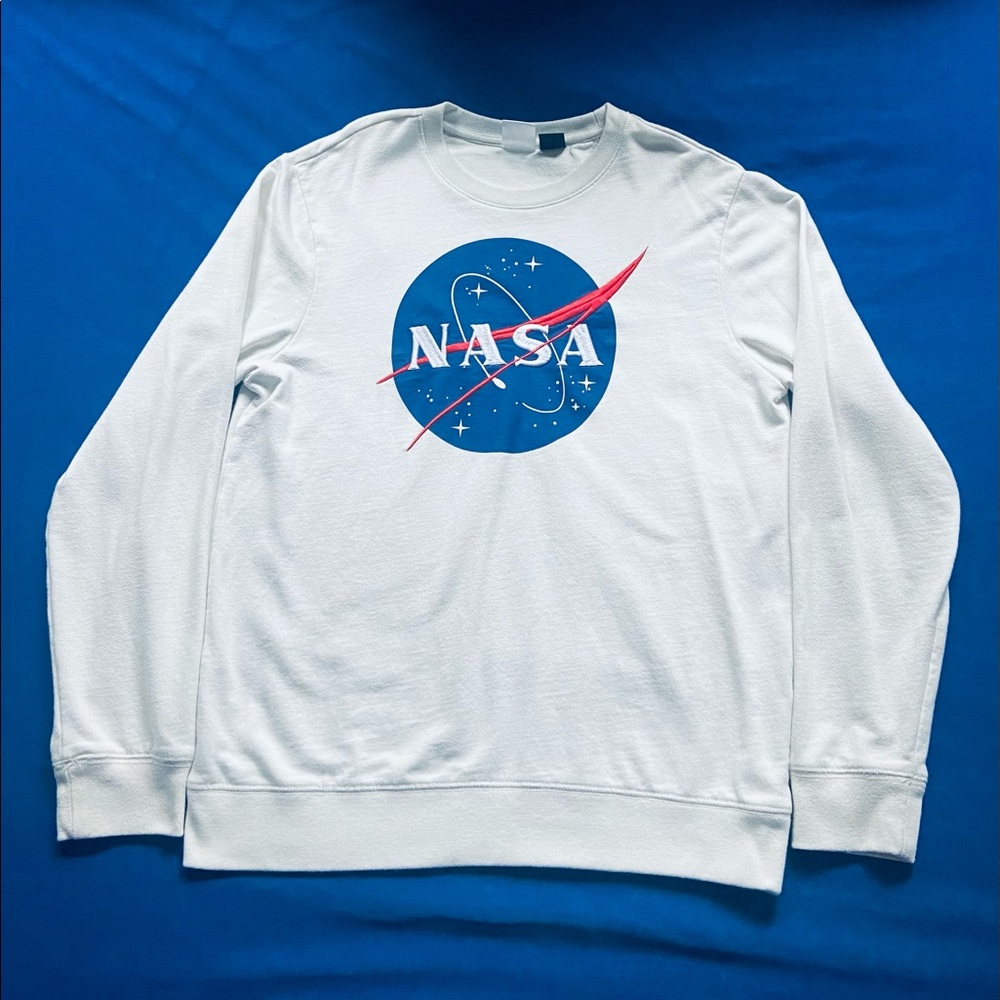 White NASA sweatshirt
